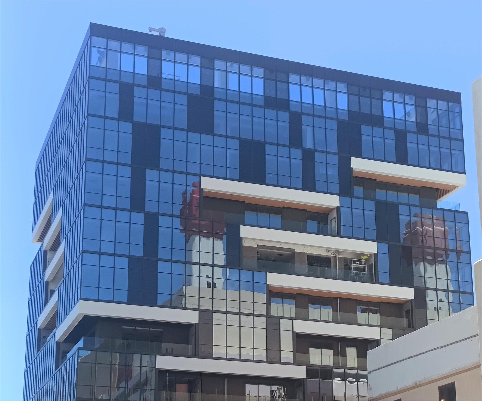 Curtain wall with photovoltaic glass