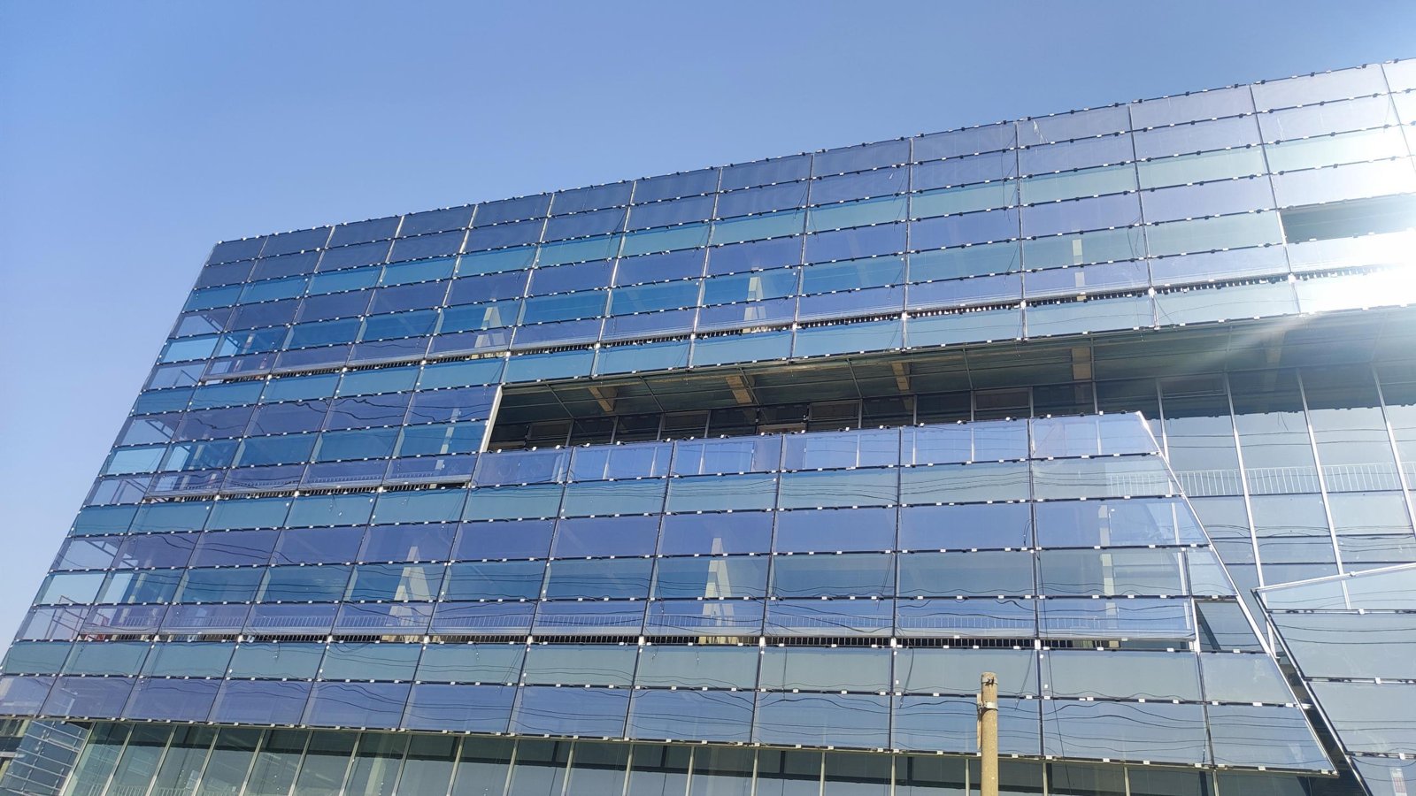 Curtain wall with semi-transparent photovoltaic glass