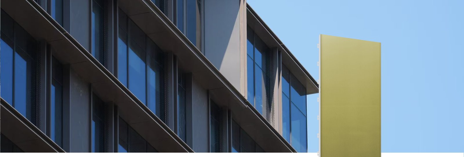 Elewacja biurowca z panelami BIPV LIGHT Pro w kolorze złotym